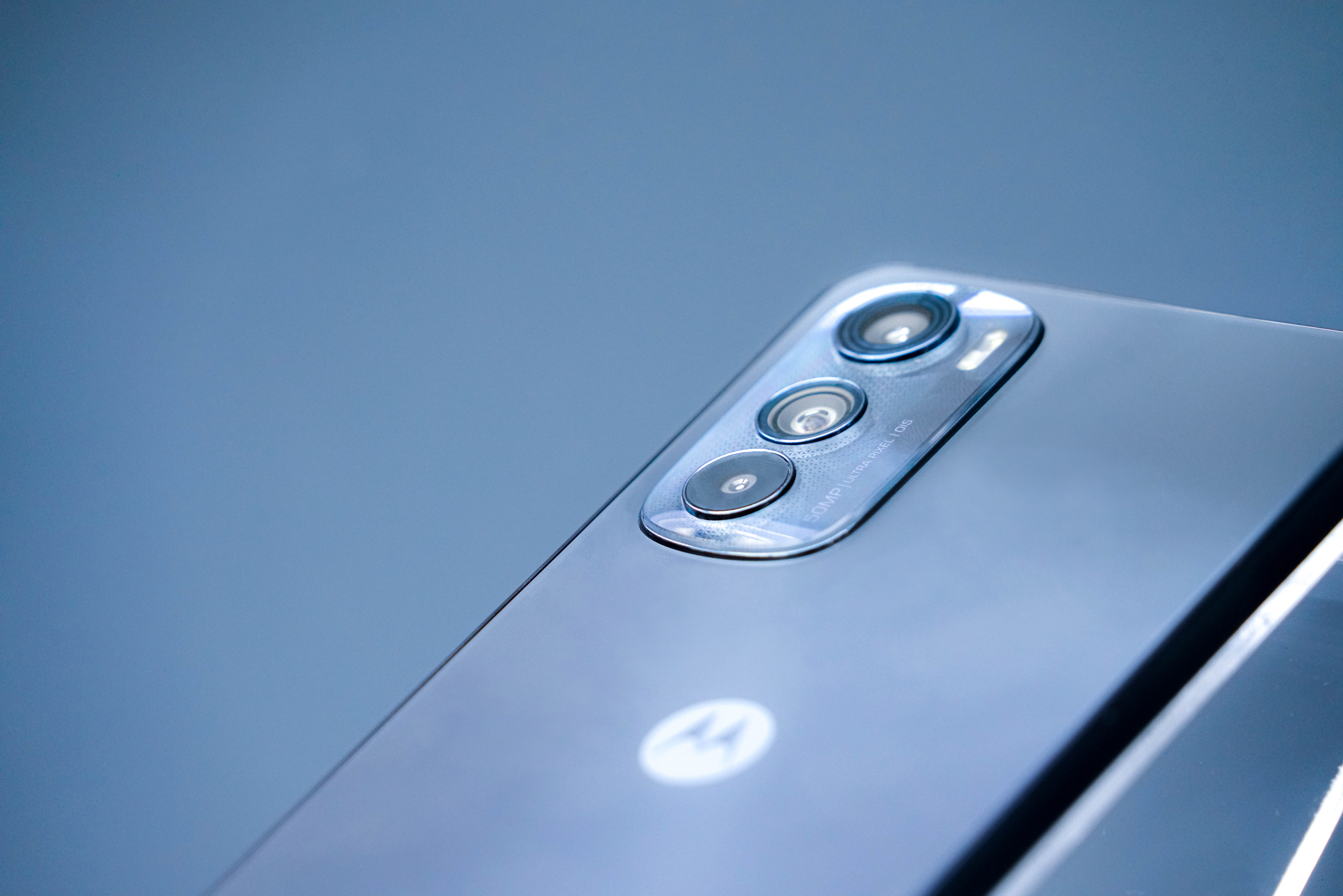 Motorola y Claro anuncian la llegada del motorola edge 30 a Colombia: delgado, liviano y potente