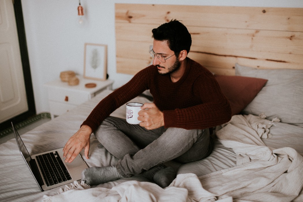 Nada mejor que una laptop y una cama