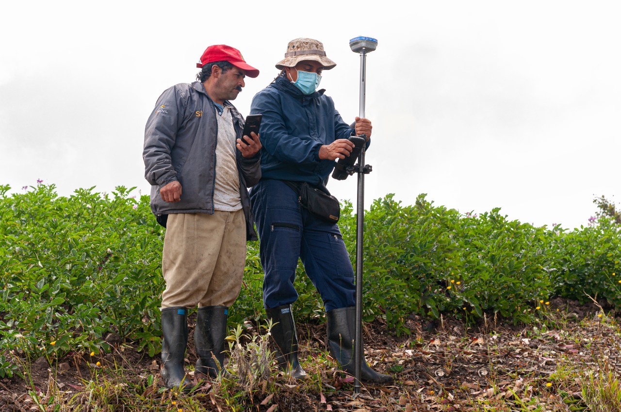 Las Botas altas de caucho son el peor enemigo de los campesinos