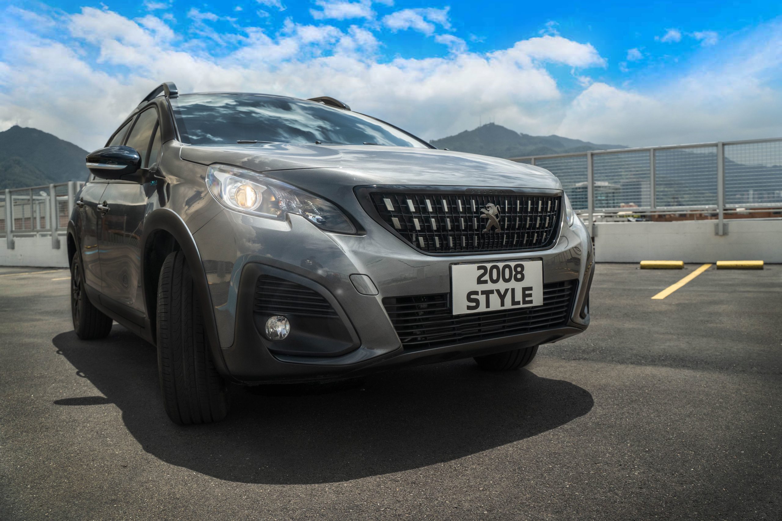 Un león que sorprende con sus cuatro poderes