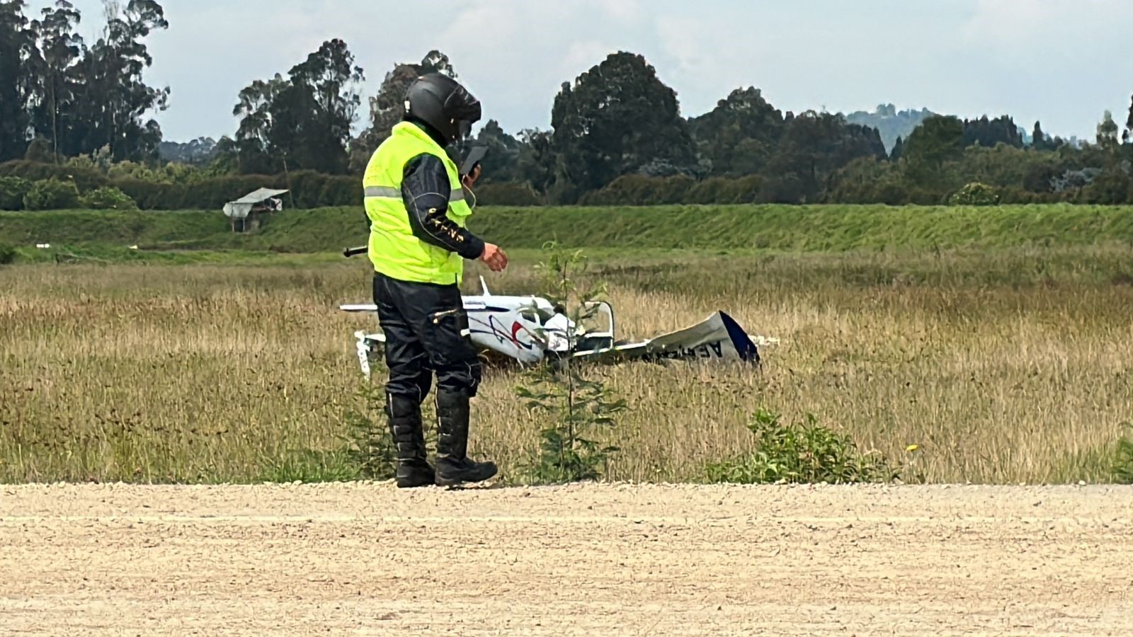 Se desploma una avioneta cerca de la autopista norte en Bogotá.