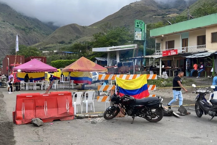 Habitantes de Loboguerrero volvieron a cerrar la vía que comunica al puerto de Buenaventura - Redes Sociales