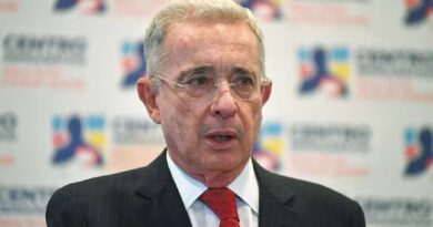 Juez desestimó precluir el caso contra el expresidente Álvaro Uribe - Google