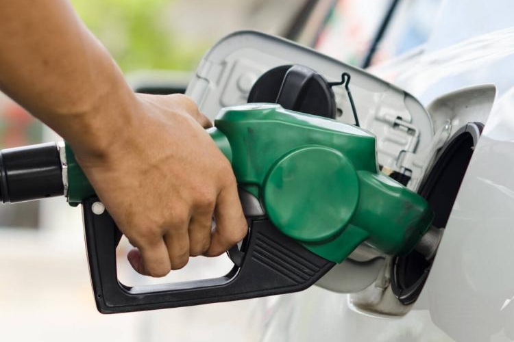 las tarifas de la gasolina tendrán un nuevo incremento de 600 pesos en todo el territorio nacional. Quedando así en más de 12.000 pesos- Google
