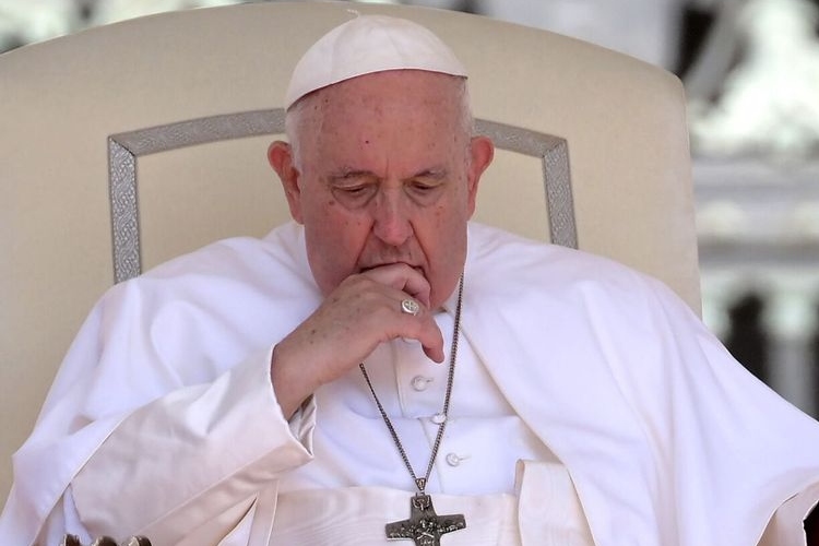 Papa Francisco fue operado de urgencia - Google