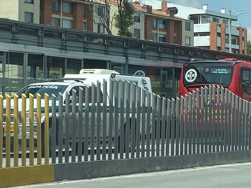 Ladrón lanzó a mujer de estación de TransMilenio - Google