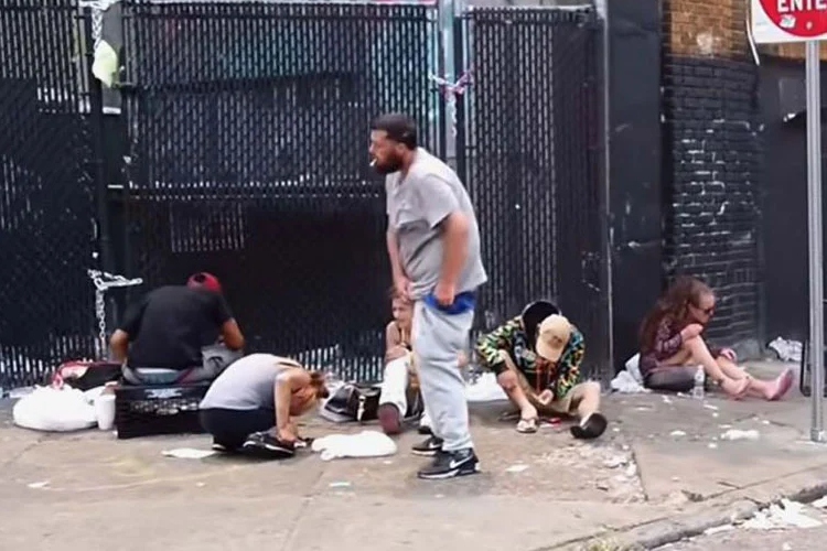 Se viralizan imágenes del consumo de fentanilo en las calles de Filadelfia - Google