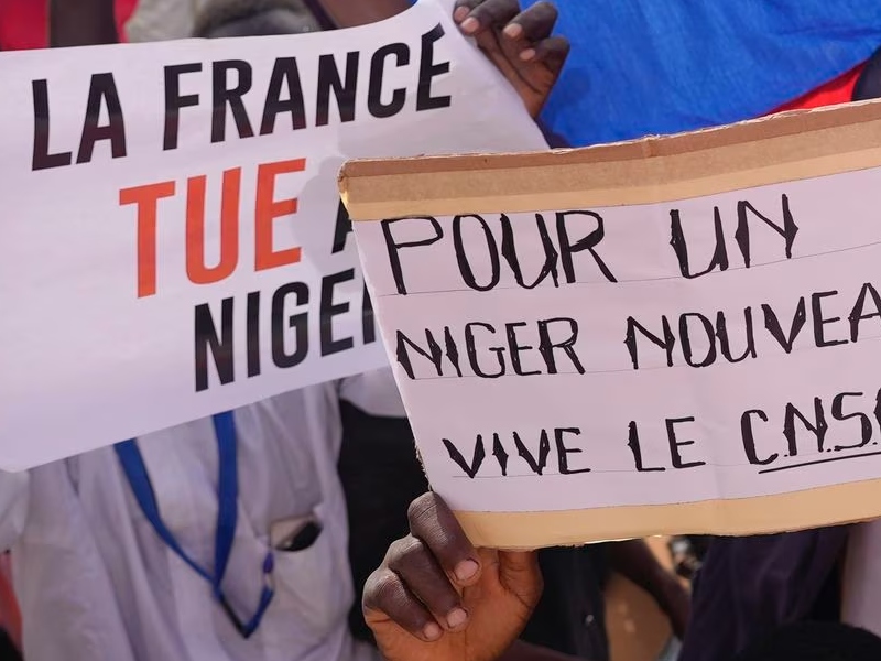 Francia desestima las acusaciones de planear intervención militar en Niger - Google