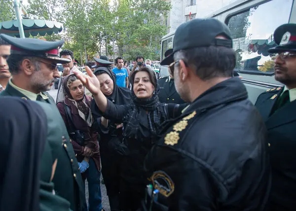 La policía moral de Irán reanudará la vigilancia de las mujeres en las calles - Google