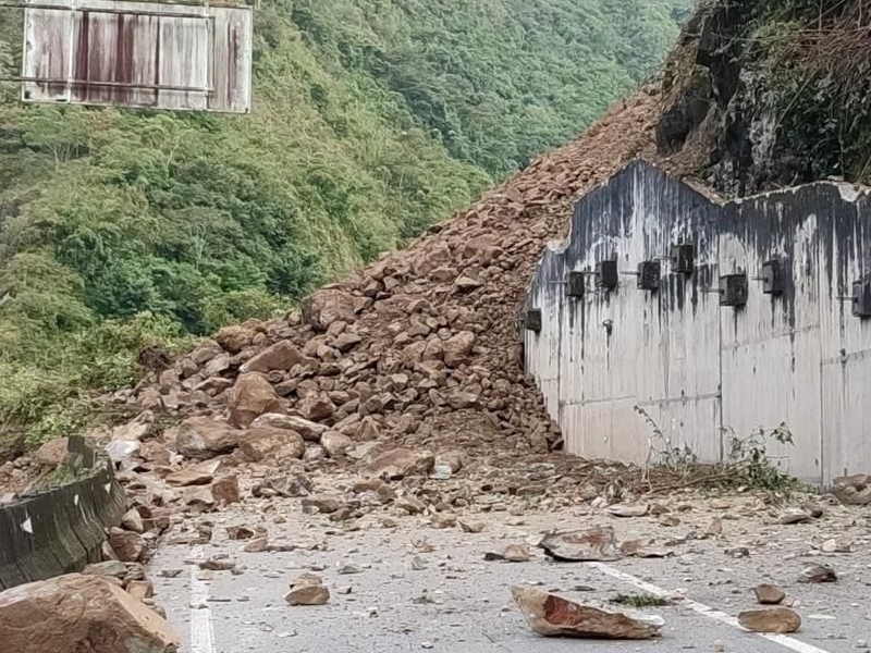 Cerrada la vía al llano por derrumbe - Redes Sociales