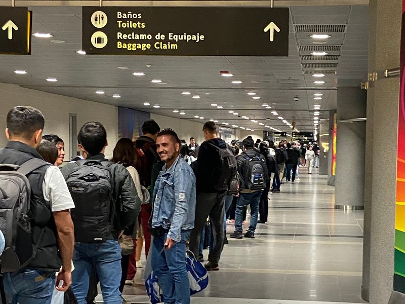 Interminables filas en el aeropuerto El Dorado - Redes Sociales