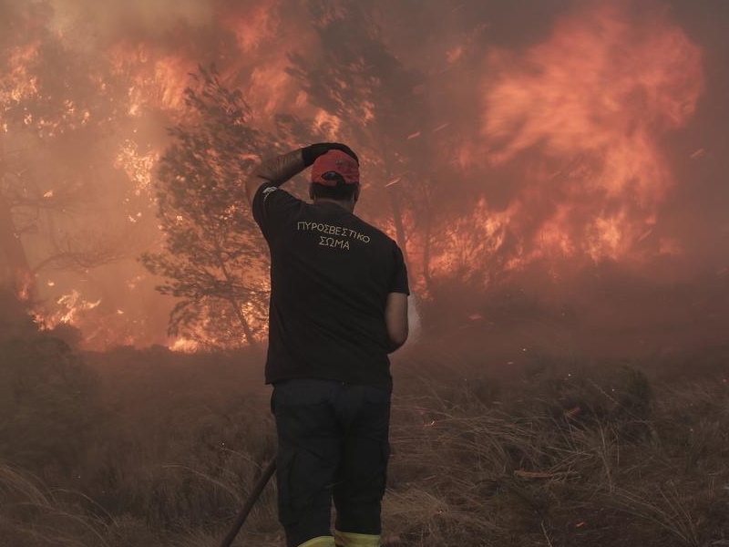 Miles de evacuados en Grecia y Turquía por los incendios - Google