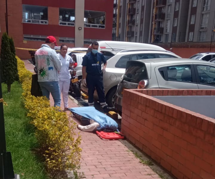 Cayó de un séptimo piso durante sismo en Bogotá - Redes