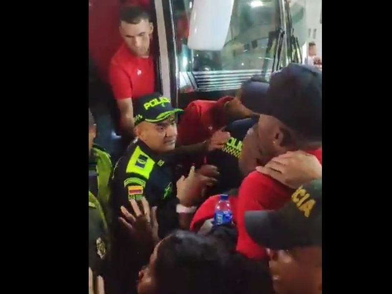 Pelea entre Policías de Barranquilla y jugadores del América - Captura de video