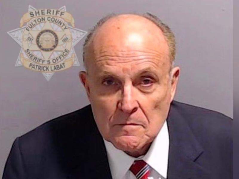 Rudy Giuliani se entregó a las autoridades tras su imputación - Redes