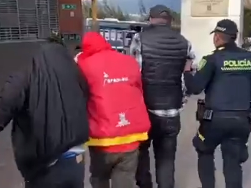 Capturan falsos funcionarios de la alcaldía cuando extorsionaban comerciantes - Captura de video
