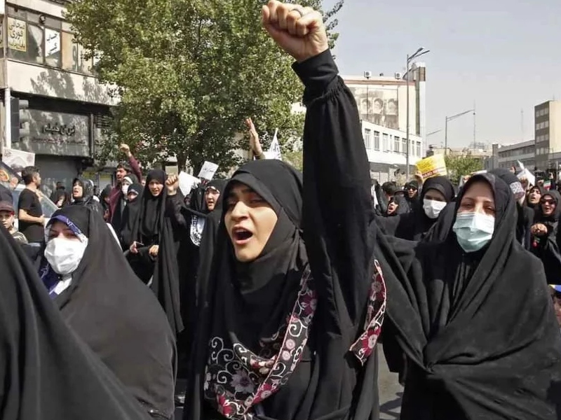Las mujeres iraníes se enfrentan a penas de 10 años de prisión por no llevar hiyab - Google