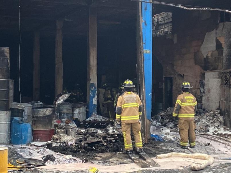 Voraz incendio acabó con un local comercial en Kennedy - Cortesía