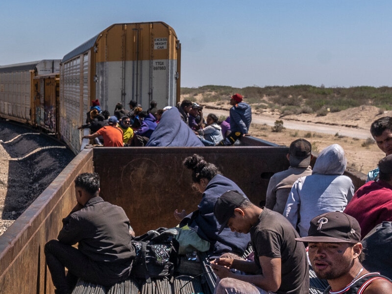 México decide suspender la operación de los trenes usados por migrantes