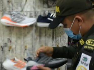Operativo contra el contrabando en el centro de Bogotá terminó en disturbios - Google