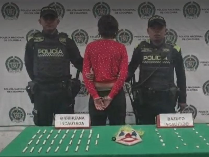 Alias ‘La Payasa’ vendía droga cerca a colegios con máscara para no ser identificada - Captura de video