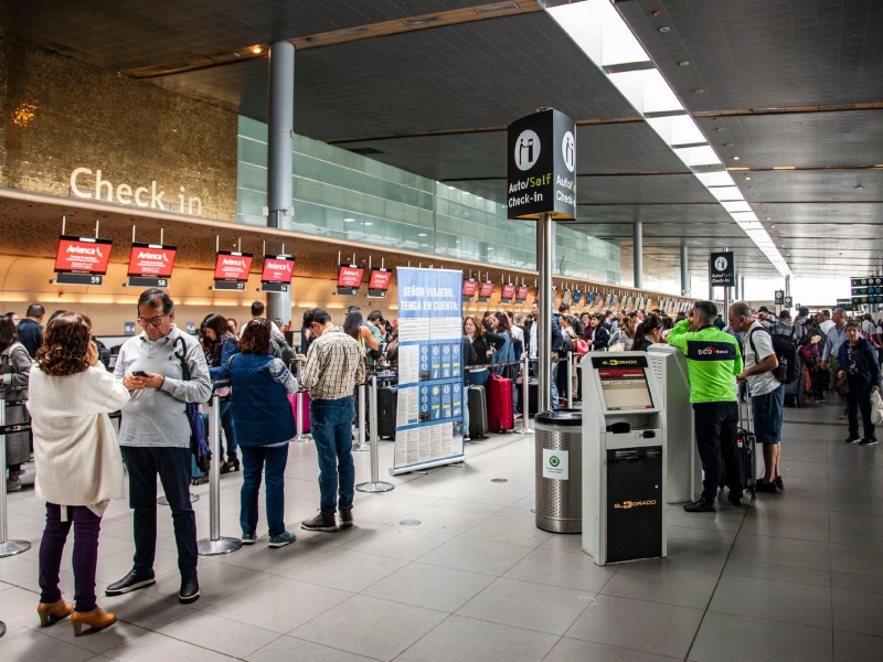 Por lluvias y falta de personal, más de 400 vuelos se retrasaron en El Dorado - Google