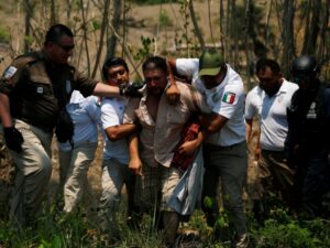 Secuestran y golpean a agentes federales de Migraciones de México en Cancún - Google