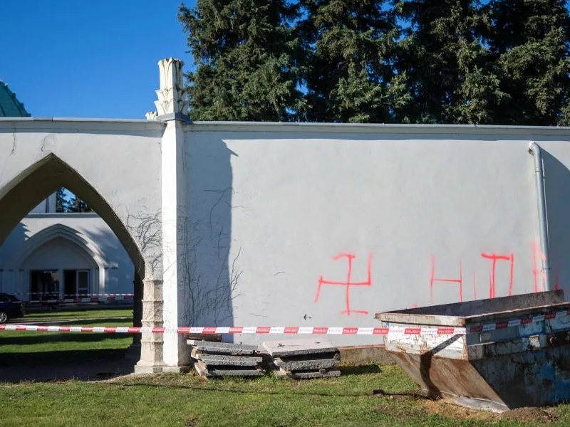 El cementerio judío de Viena fue incendiado y profanado con esvásticas nazis - Cortesía