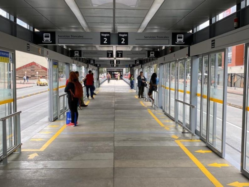 Mujer murió mientras esperaba un bus en estación de TransMilenio en Bogotá - Google