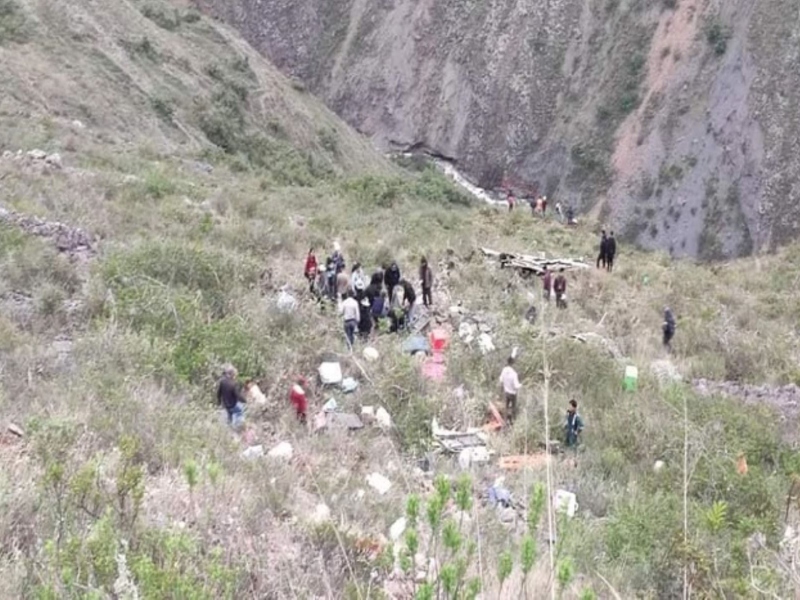 20 fallecidos dejó accidente de bus inteprovincial que cayó a un abismo en Perú - Cortesía
