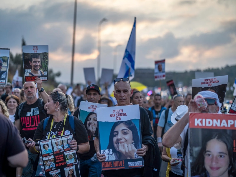 Familiares de rehenes de Hamás marcharon por la carretera hacia Jerusalén - Google