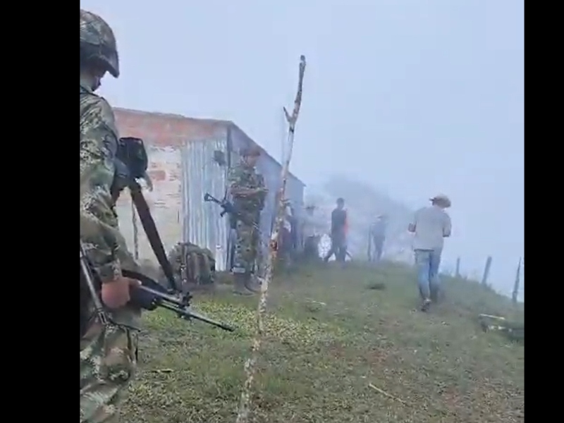 Asonada contra el Ejército, esta vez en Briceño, Antioquia, por parte de campesinos - Captura de video