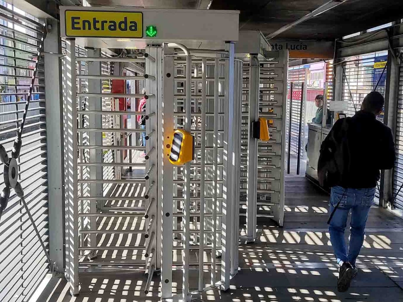 Así se cuelan en las puertas anticolados de TransMilenio; nada los detiene - Google