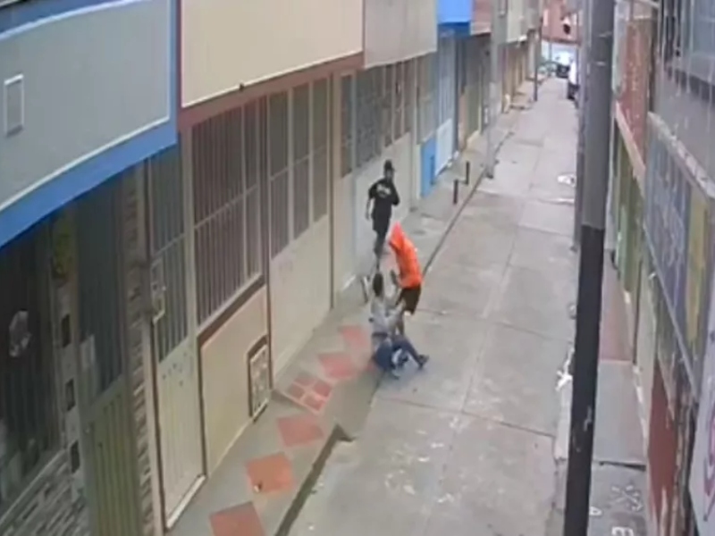 Delincuentes robaron y apuñalaron por la espalda a un niño en Bogotá - Captura de video
