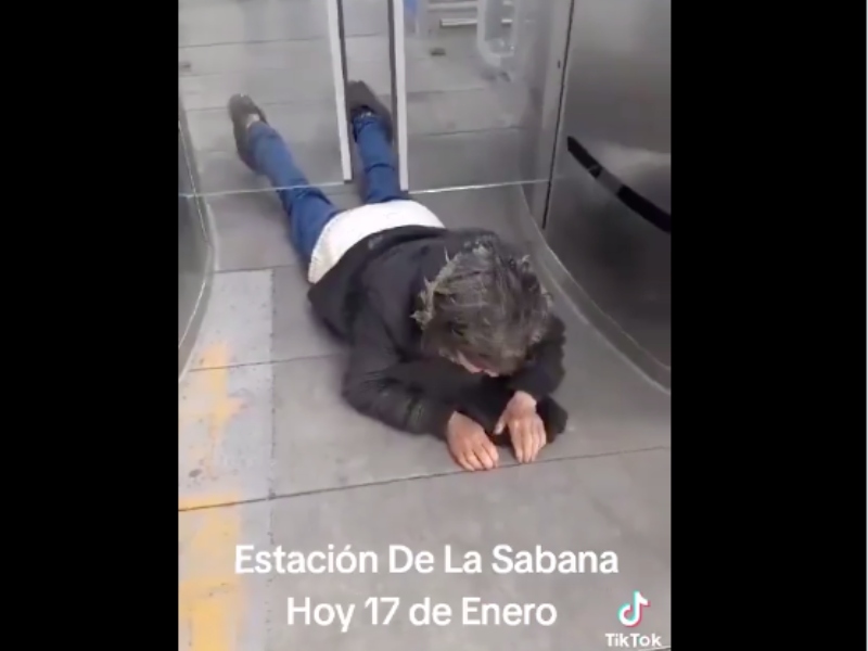 Adulta mayor se arrastra por el piso para atravesar puerta anticolados - Captura de video