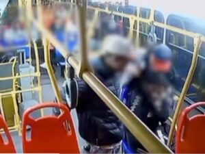 Padres de menores que robaron a joven en bus del SITP los entregaron a la Policía - Captura de video