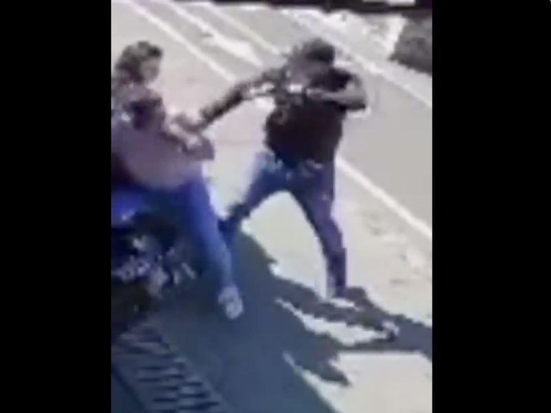 Ladrones se escondieron en centro comercial tras robar y golpear a un hombre - Captura de video