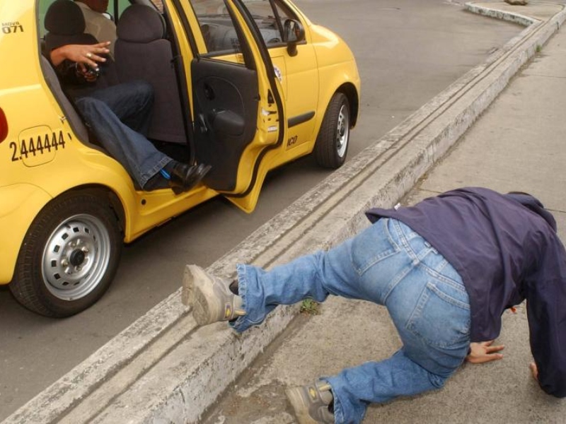 Taxista en Bogotá robó a mujer y la arrojó del carro porque desconfió de ella - Google