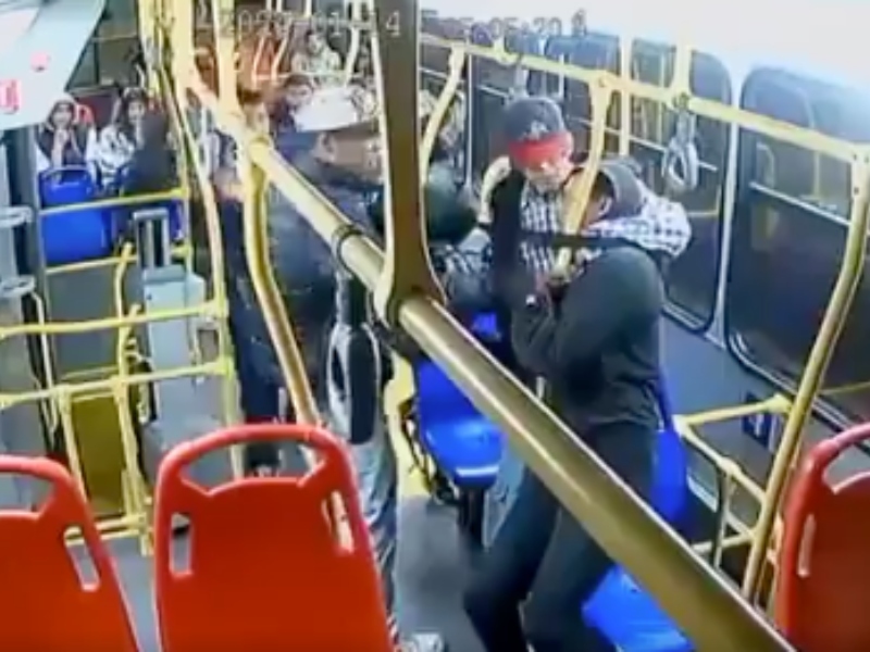 Violento atraco en bus del SITP en el sur de Bogotá quedó grabado en video - captura de video
