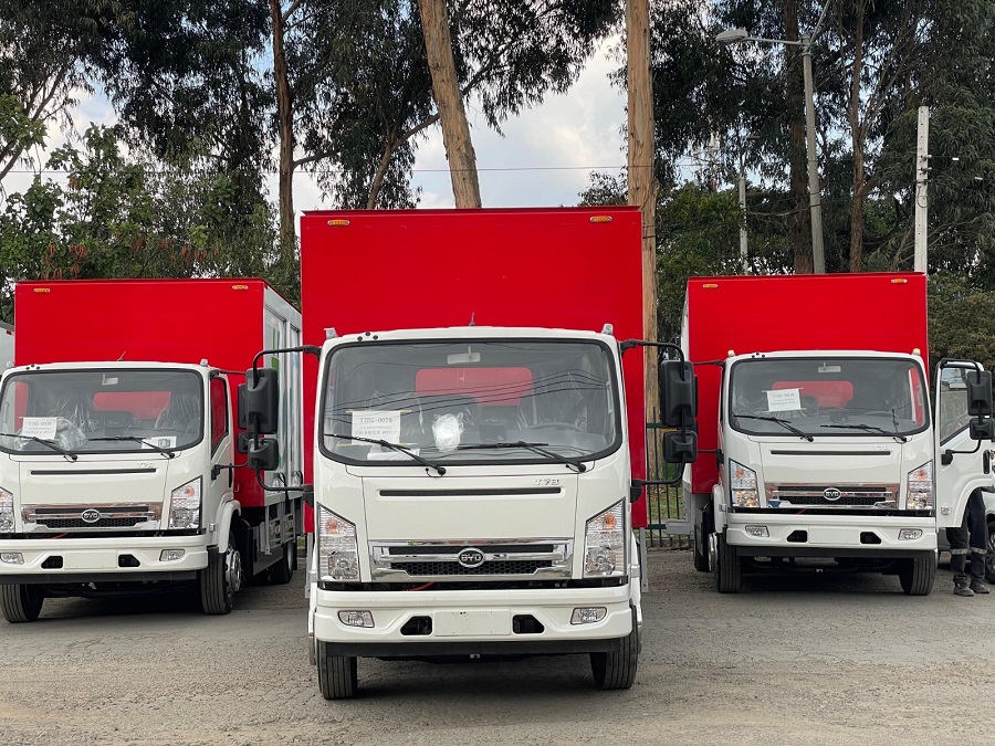 BYD Colombia presenta su primera flota de camiones botelleros 100% eléctricos en el país