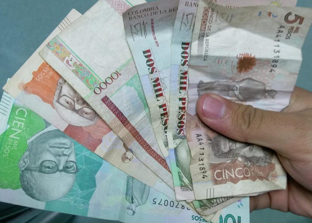 Dinero colombiano.