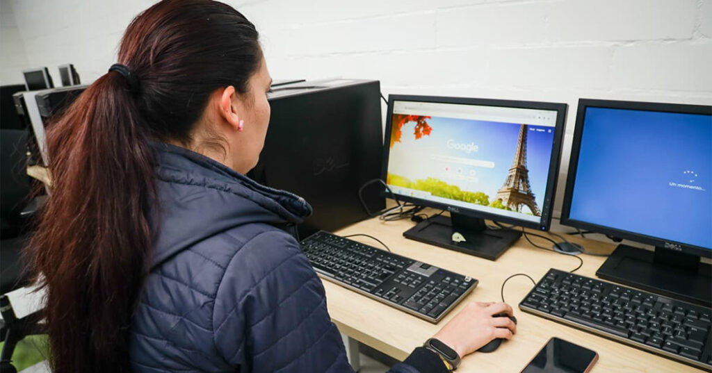 Bogotá empodera a las mujeres con curso gratuito de habilidades digitales.