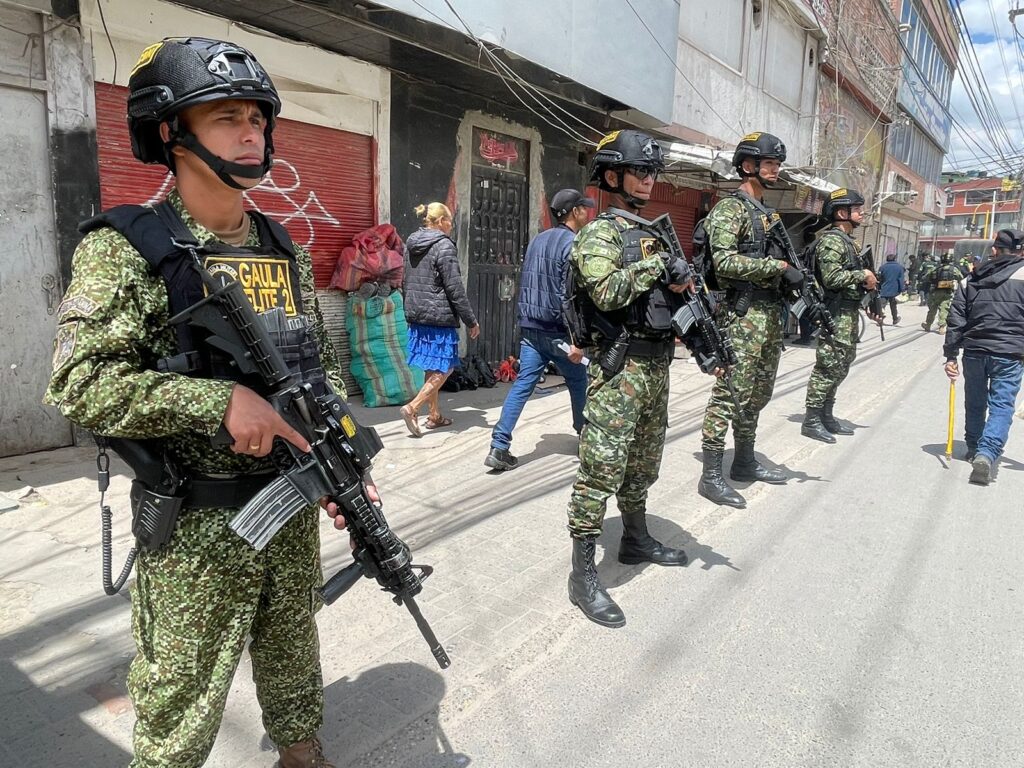 Gaula Militar refuerza seguridad en el barrio María Paz.