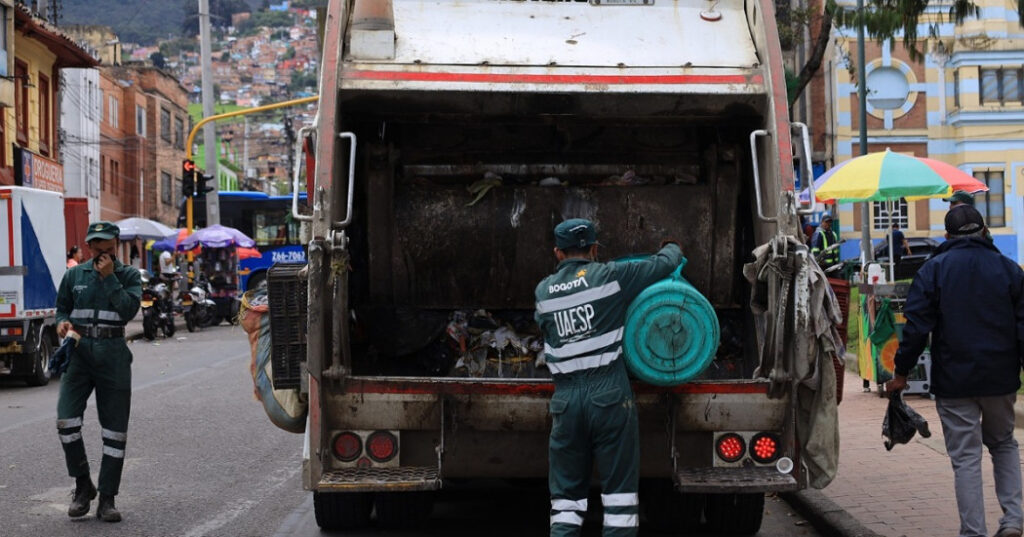 Continúan demoras en Bogotá en recolección de basuras, por paro transportadores