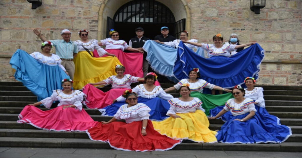 A ritmo de baile 180 personas mayores de 60 años se tomaron el Museo Nacional.