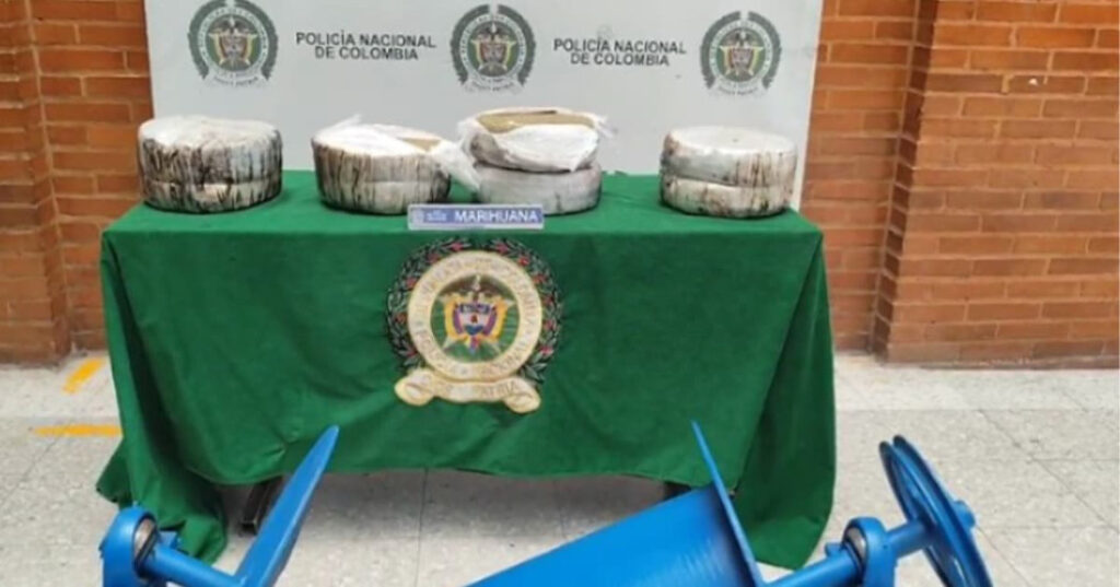 Canino de la Policía logró incautación de 21 kg de estupefacientes en aeropuerto.