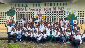 Niños y niñas dibujan la paz en zonas permeadas por el conflicto.