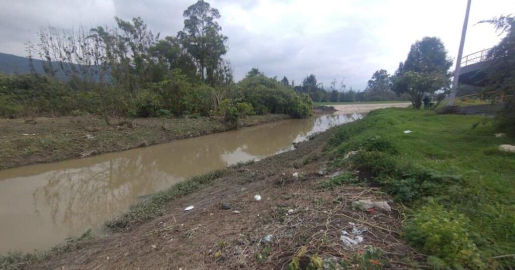 Sec. Ambiente ha retirado 2.500 m3 de lodo con residuos en canal Torca-Guaymaral.