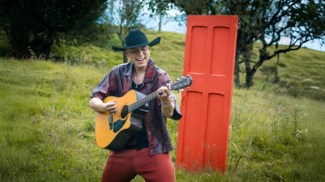 Pepe Guerrero presenta su versión única de «ESTA COBARDÍA» y refuerza su estatus como estrella emergente de la música latina