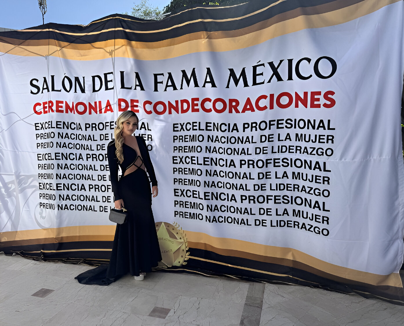 MANUELA ARANGO recibe el Premio Nacional de la mujer en ciudad de México por su labor social